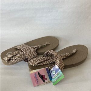 Skechers Women's Taupe Chevron Fabric Flip-Flop Sandals